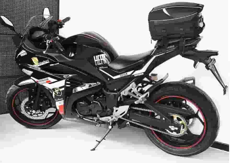 Baú Mochila para Moto Baslu 21L – Impermeável, Porta Capacete, Bolsa Traseira excelente para Viagem e Uso Diário