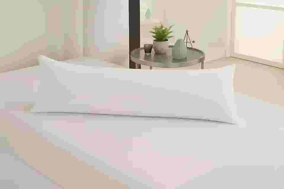 Travesseiro De Corpo Xuxinho Com Capa Micro Percal 200 Fios Enchimento 100% Silicone Tamanho Compacto, Elegância Para Quartos E Salas. (Branco)