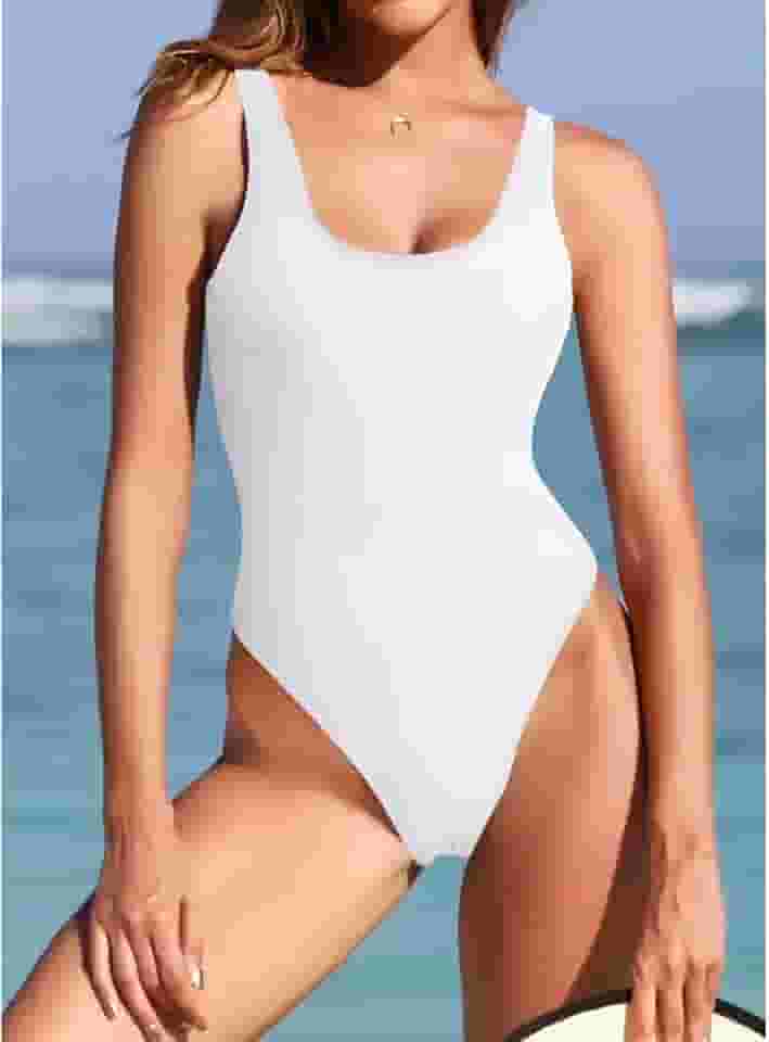 Biquíni brasileiro retrô com corte alto e costas baixas