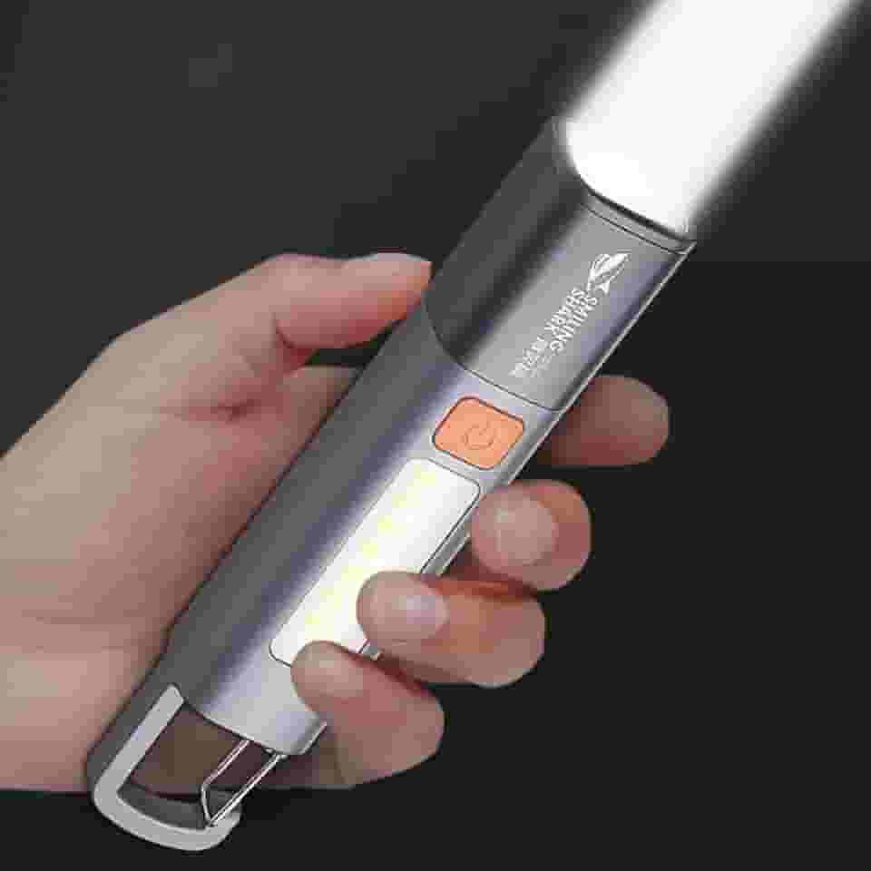 Mini Lanterna LED Recarregável USB com Gancho Integrado Iluminação Potente Múltiplos Modos Resistente à Água Compacta Portátil Camping