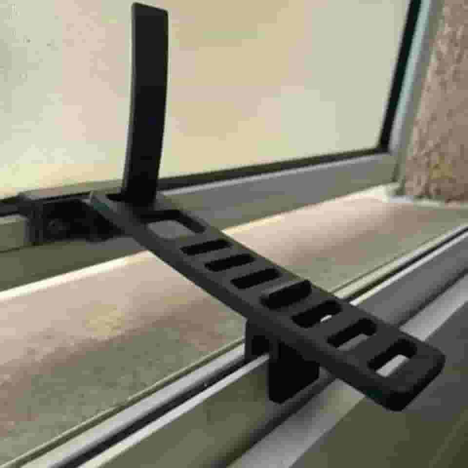 Kit 3 Travas Para Janela Basculante Ajustável Banheiro Com Regulagem Limitadora de Segurança Com Ajustes e Haste Reforçada