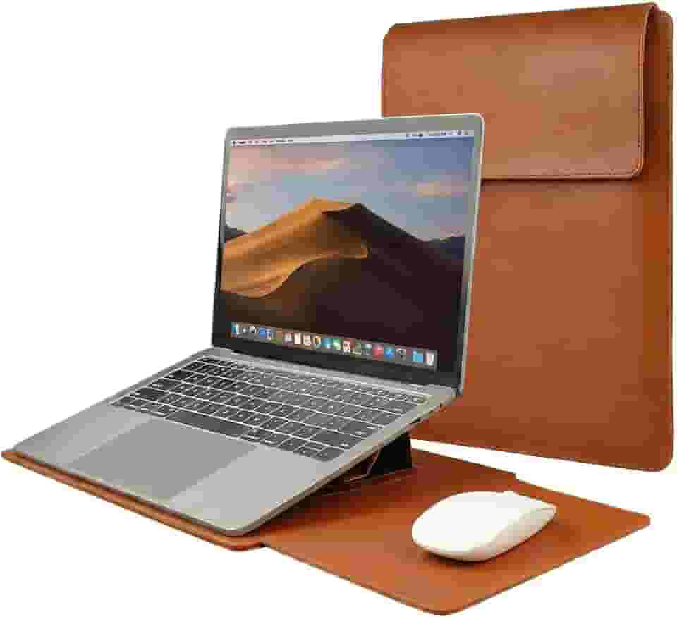 Capa PREMIUM em Couro para Macbook Pro e Air 13" a 14" Polegadas (2016-2025) com Suporte Ergonômico e Mousepad Integrado, Compatível com Notebook (Marrom)