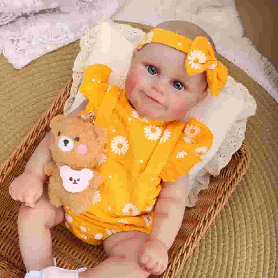 Bebe Reborn Menina de Silicone Realista Boneca Vestido Amarelo Presente da Menina Pintado Cabeça Pode dar Banho (48cm Olhos Azuis)