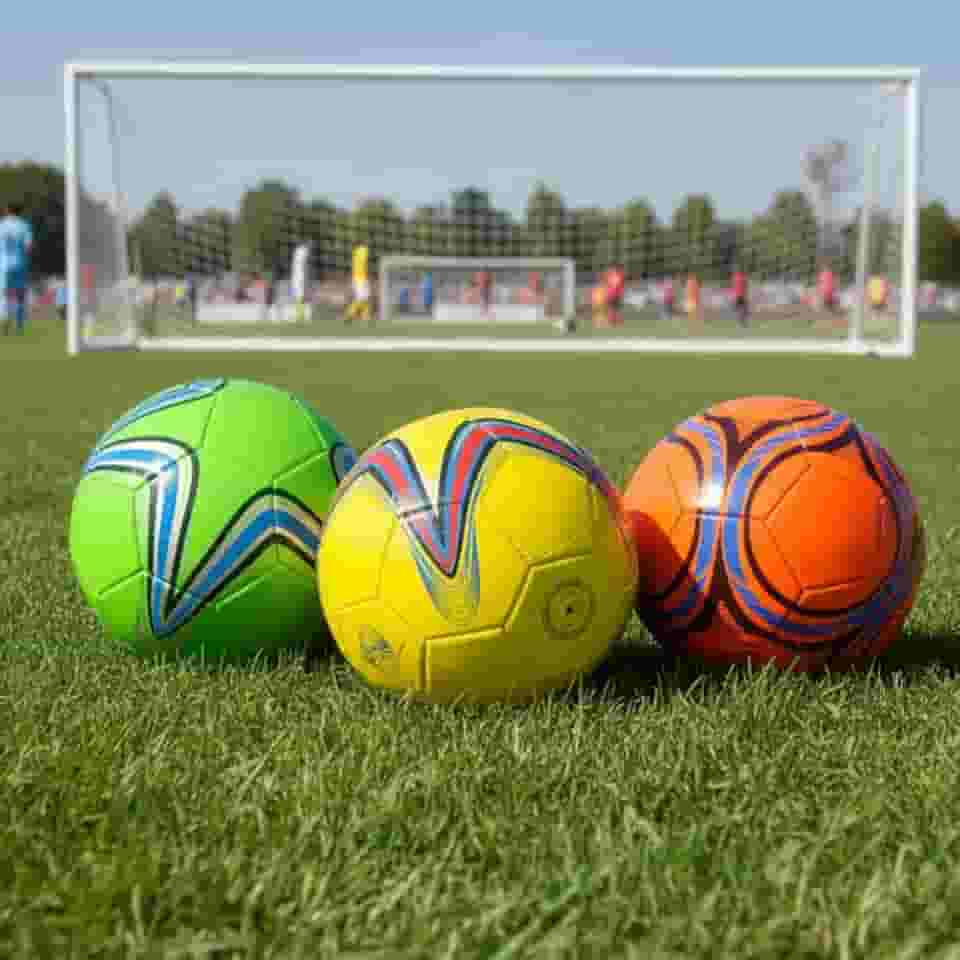 Bola de Futebol de Campo Oficial, Tamanho 5, Material PVC/Vinil, 22cm, 265g, Cores Sortidas, para Treinos e Jogos