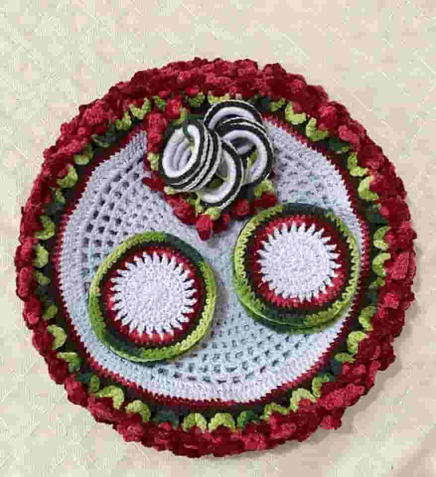 Oficina do Crochê Kit Sousplat Crochê, 8 Peças, Linha Barroco, Branco com Flores Vermelhas, Inclui Porta Copos e Anéis de Guardanapo