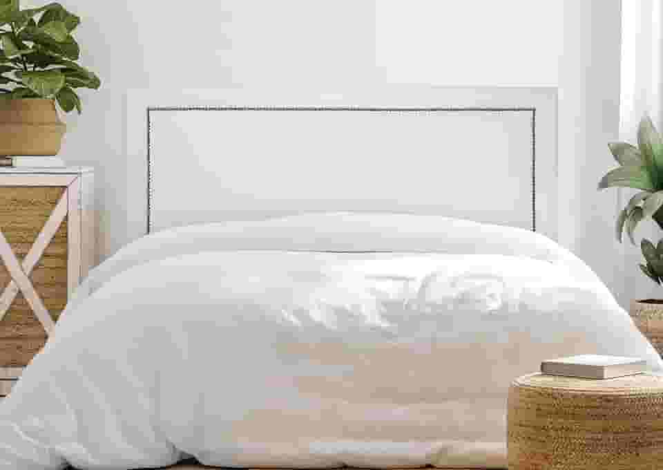 Cabeceira Casal Reta Luxo 140x60 Courino Branco - Tachas Fumê