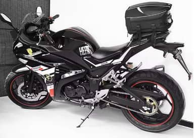 Baú Mochila para Moto Baslu 21L – Impermeável, Porta Capacete, Bolsa Traseira excelente para Viagem e Uso Diário