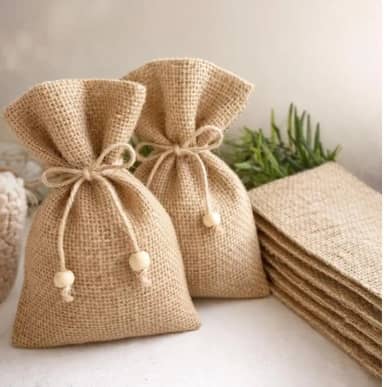 Saquinhos de Juta Natural, 10x15 cm, com Pingente em Madeira 12unidades