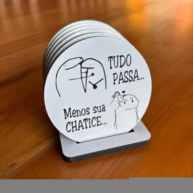 Kit Porta-Copos em MDF com Frases Engraçadas – 6 Unidades com Suporte – Humor Divertido para Mesa, Churrasco, Bar e Presente Criativo