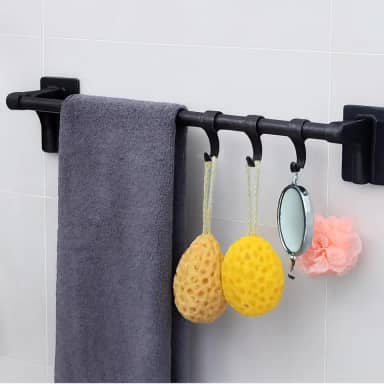 Porta Toalha de Parede 50cm com 6 Ganchos, Fixação Adesiva Sem Furos, Plástico Resistente, Barra para Toalhas e Ganchos Multiuso, Disponível em Branco e Preto (PRETO)