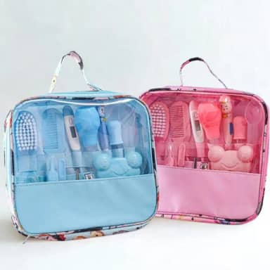 Kit de Higiene e Cuidados para Bebê Recém-Nascido com Bolsa Organizadora – Disponível nas Cores Rosa ou Azul – Termômetro de Água, Aspirador Nasal, Cortador de Unhas, Escova, Pente, escovinha de gengiva de silicone, colher dosadora, pinça dentre outros. (Azul)