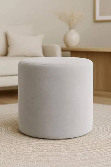 Puff Decorativo Redondo Suede para Sala Quarto Banqueta Estofado (Nude)