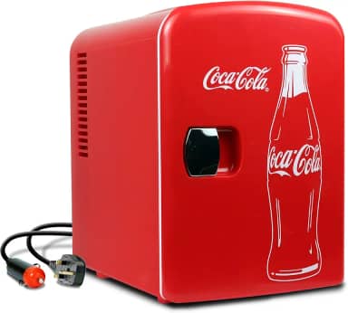 Mini geladeira Coca-Cola Classic Coke Bottle 4L com 12V DC e 110V CA, refrigerador portátil para 6 latas, refrigerador pessoal de viagem para lanches, almoços, bebidas, cosméticos, mesa, escritório, dormitório, vermelho