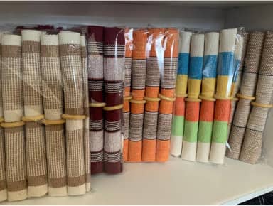 Jogo americano 07 peças. contém 06 lugares e 01 trilho de mesa, tecido algodão.(KIT COM PORTA GUARDANAPO)