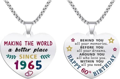 Presentes de aniversário de 60 anos para mulheres - Presentes de aniversário nascidos em 1965 - Colar com pingente de coração de aço inoxidável gravado - Presente de aniversário para mulheres de 60