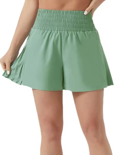 Short feminino de treino de cintura alta plissado lateral atlético com forro de malha bolso com zíper