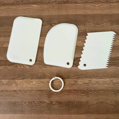 Kit 3 Espátulas Raspador Decorar Bolo Confeitaria Alisadora Liso Curvo Dentado Chantilly Cobertura (Branco)