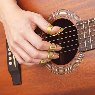 Conjunto de 4 palhetas de guitarra de metal - capas douradas para palheta de dedo, mangas de dedo para polegar para guitarra acústica e elétrica