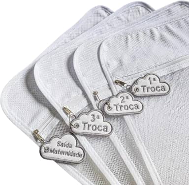 Kit com 4 Saquinhos Organizadores para Bolsa Maternidade, Tule Super Grosso, Tags Unissex, Cinza, com Chaveiro Bordado e Zíper