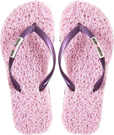 Chinelo Confort Feminino indicado para pessoas que sofrem com Fascite Plantar, esporão de calcâneo, Hiperidrose PLantar e Neuroma de Morton, além disso, dá a sensação de estar pisando em um tapete macio.