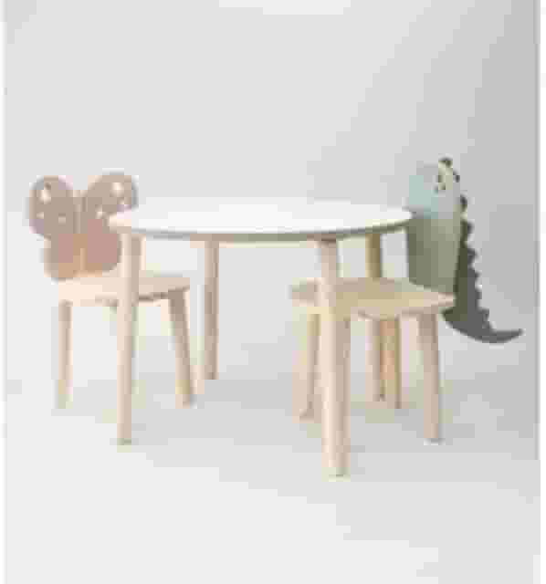 Mesa com cadeiras borboleta e dinossauro