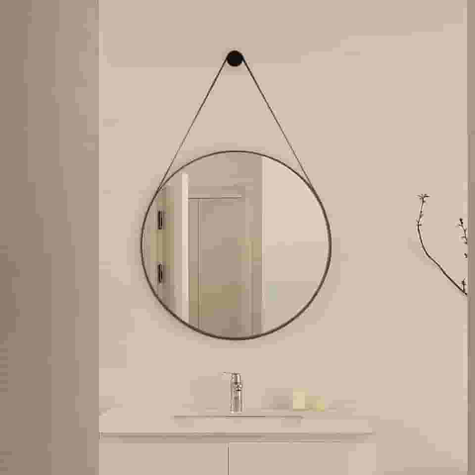 Espelho Decorativo Redondo 60cm Adnet Suspenso com Alça em Couro Cor Café para Banheiro Quarto Sala