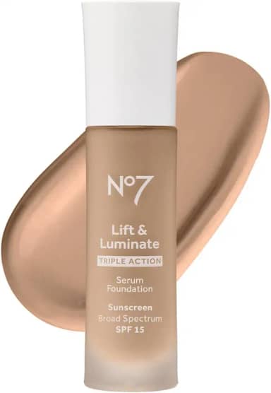 No7 Lift & Luminate Triple Action Serum Foundation - Maquiagem De Base Líquida Com Fps 15 Para Uma Base Orvalhada E Brilhante - Base De Soro Radiante Para Pele Madura - Bege Quente (1 Fl Oz)