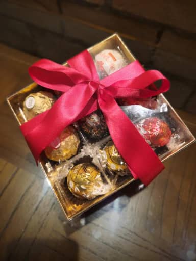 Caixa Bombom Sortido Chocolate Importado Premium Suíço e Ferrero Rocher Chocolate Branco, Ao Leite e Amargo (Pink, Tamanho total)