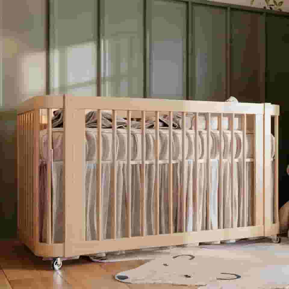 Berço 3 em 1 Evolutivo Quater todo de Madeira Pinus cor Carvalho Malva com Rodízios em Gel