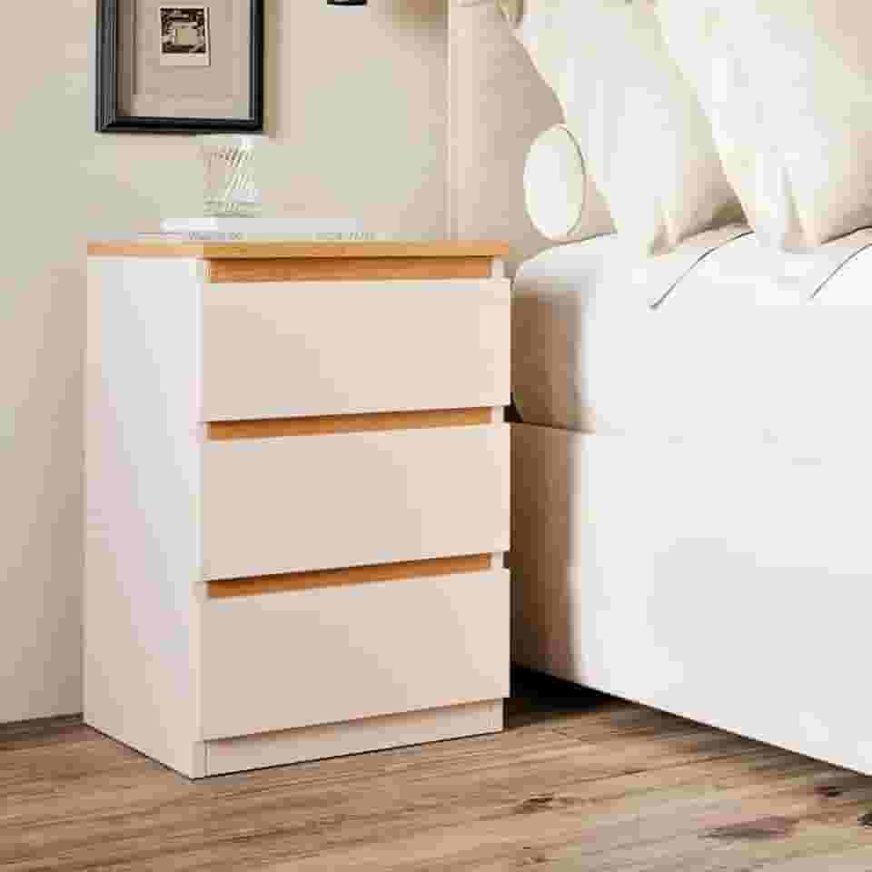 Mesa de Cabeceira Pequim com 3 Gavetas – Design Moderno, Compacta e Funcional para Quarto e Escritório (Off White Freijo)