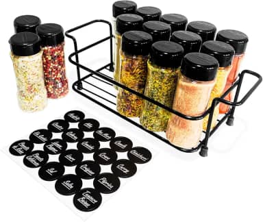 Suporte Cesto Ferro com Alça + 15 Potes Tempero 130ml de Plástico para Condimentos Especiarias Temperos com Tampa Dosadora Dupla + Adesivos