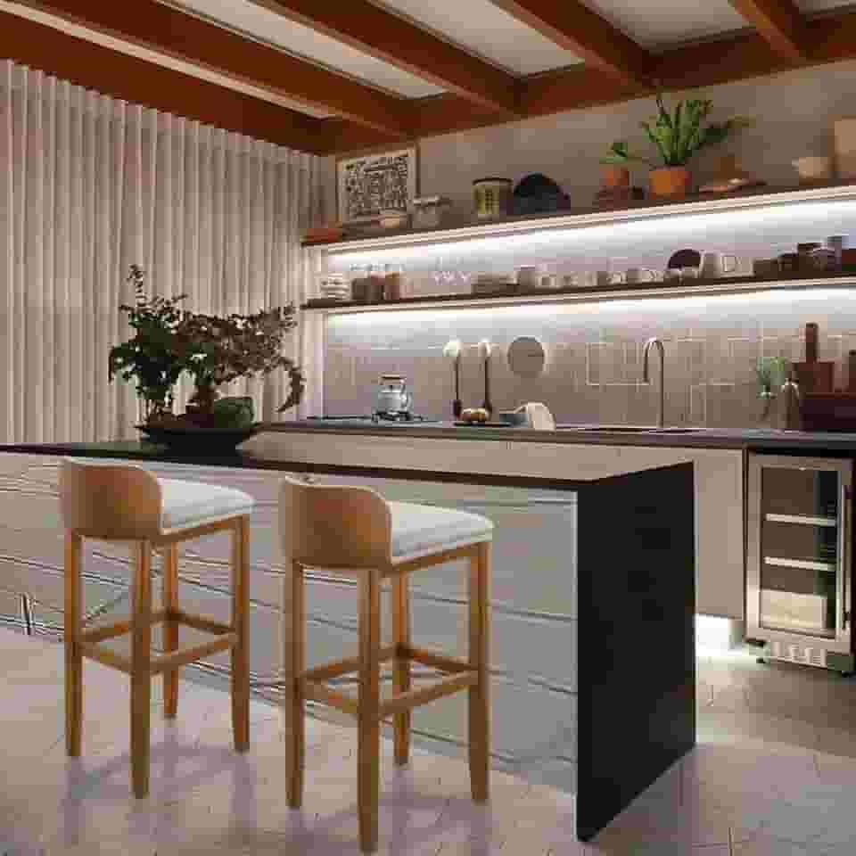 Kit 2 Banquetas Onix Eucalipto Maciço Design em Linho Corino