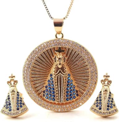 Conjunto Feminino 'Nossa Senhora Aparecida' – Colar e Brincos Banhados a Ouro 18K com Zircônias, Simbolismo Religioso e Fé – Acompanha Bolsa de Veludo