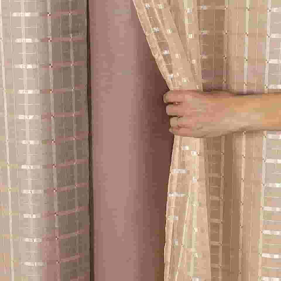 Cortina Blackout PVC c/Tecido Voil Xadrez 2,80 x 2,30 Avelã