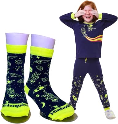 Kit Noite Dos Sonhos: Meias + 1 Pijama Menino ou Menina Infantil Algodão Confortável, Interativo, Brilha No Escuro, abelhinha