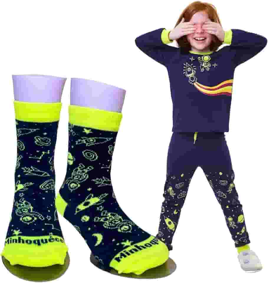 Kit Noite Dos Sonhos: Meias + 1 Pijama Menino ou Menina Infantil Algodão Confortável, Interativo, Brilha No Escuro, abelhinha