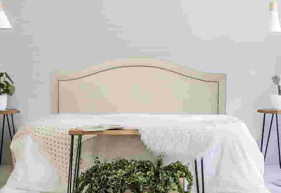 Cabeceira Casal Curva Luxo 140x60 Courino Off White - Tachas Fumê