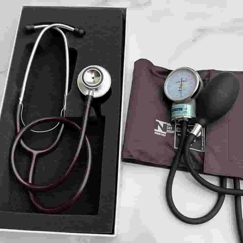 Kit Enfermagem Acadêmico Vinho Bordô Estetoscópio Esfigmo Ap de Pressão Com Bolsa P.A Med 2 Anos de Garantia