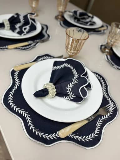 Kit Jogo Americano Paris Com Guardanapo Bordado Mesa Posta Sousplat (Marinho Bord Branco, 8 Peças)