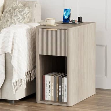 Mesa de canto estreita com gaveta canelada e estação de carregamento, mesa de cabeceira pequena com portas USB e tomadas, mesa de cabeceira para quarto ou sala de estar, mesa de destaque