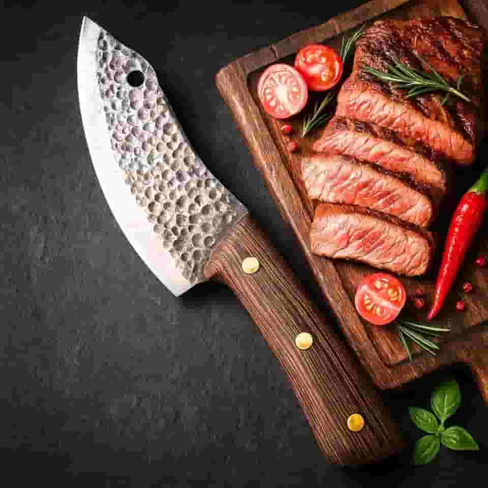 Cutelo Faca Facão Chef Açougueiro Artesanal Sérvio em Aço Inox Forjado, Lâmina Martelada, Cabo de Madeira Rústico com Bainha de Couro para Churrasco e Cozinha Profissional